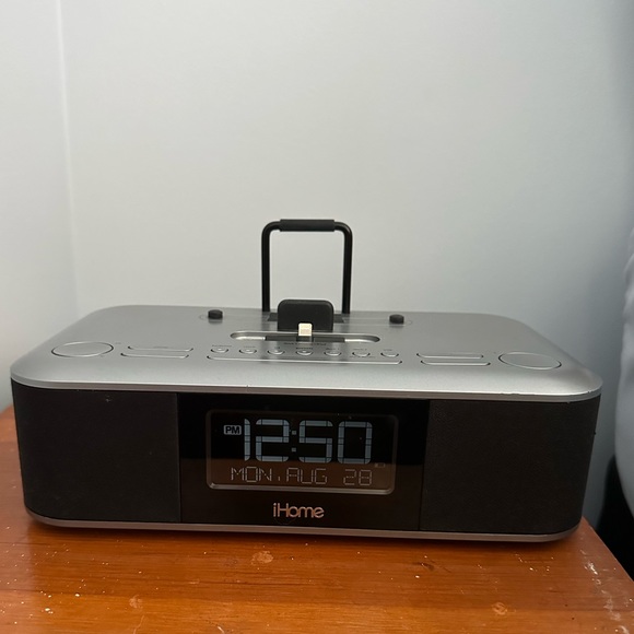 iHome speaker and charging dock - Picture 1 of 3